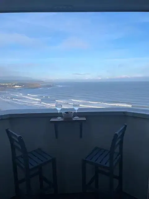Spectacular 2 Bedroom Balcony Sea View Flat 斯卡伯勒